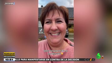 El surrealista vídeo de una madre que se graba a sí misma cuando pretendía capturar la función de baile de sus hijas