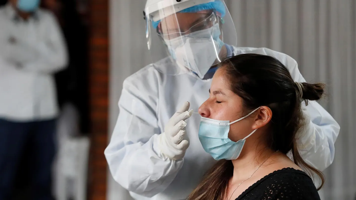 Una mujer haciéndose una PCR Una mujer haciéndose una PCR
