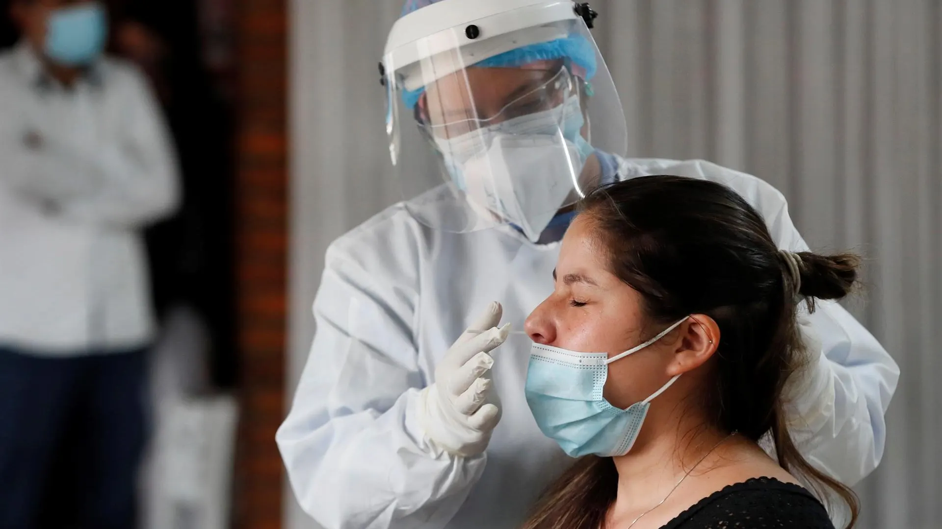 Una mujer haciéndose una PCR