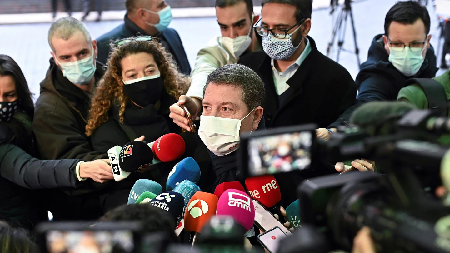 El presidente de Castilla-La Mancha, Emiliano García-Page, atiende a los medios a su llegada a la reunión del Comité Federal del PSOE El presidente de Castilla-La Mancha, Emiliano García-Page, atiende a los medios a su llegada a la reunión del Comité Federal del PSOE