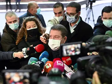 El presidente de Castilla-La Mancha, Emiliano García-Page, atiende a los medios a su llegada a la reunión del Comité Federal del PSOE