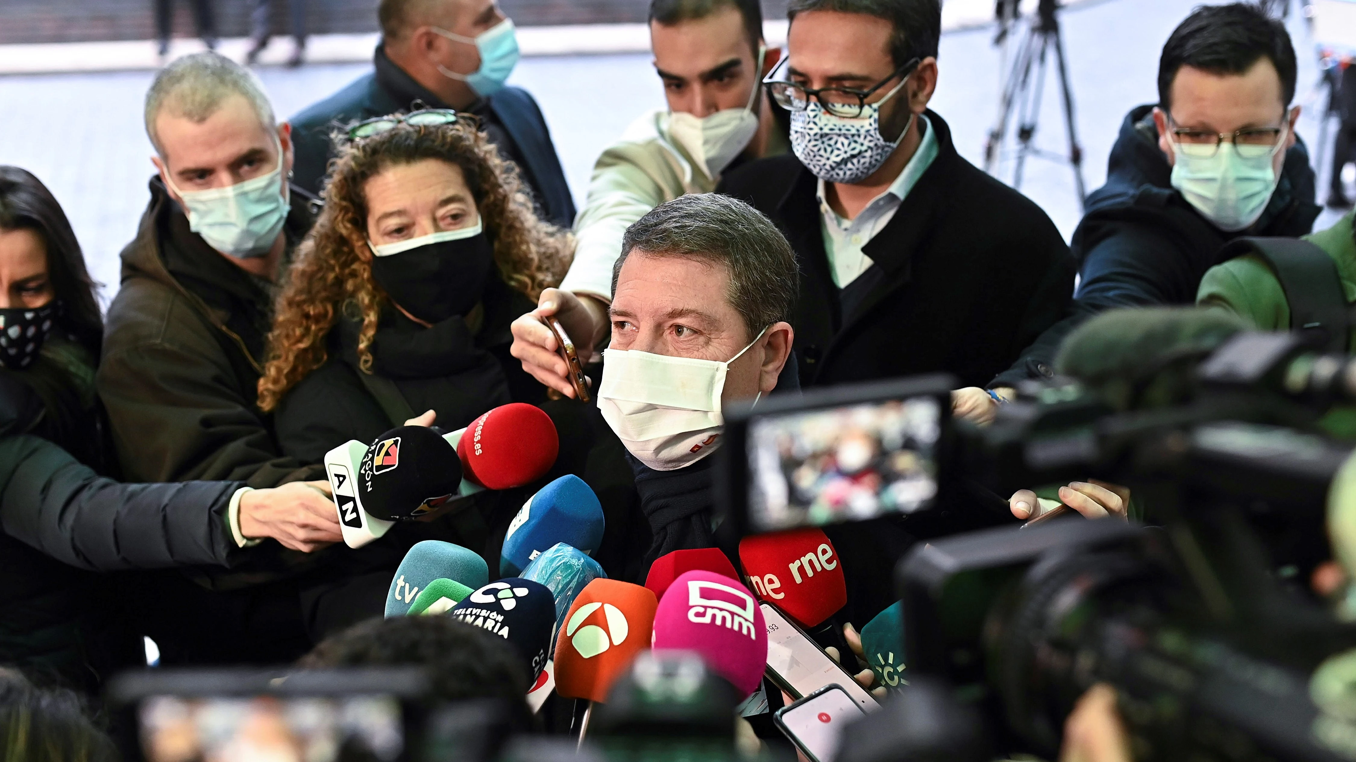 El presidente de Castilla-La Mancha, Emiliano García-Page, atiende a los medios a su llegada a la reunión del Comité Federal del PSOE