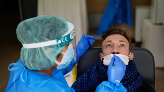 Un hombre realizándose una PCR Un hombre realizándose una PCR