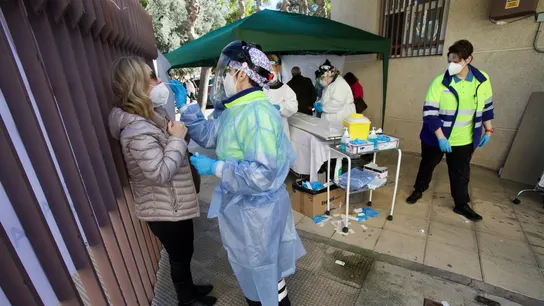 Sanitarios realizan pruebas de antígenos en Murcia Sanitarios realizan pruebas de antígenos en Murcia