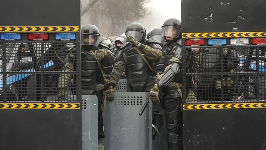 Policías antidisturbios vigilan una calle durante las manifestaciones Policías antidisturbios vigilan una calle durante las manifestaciones