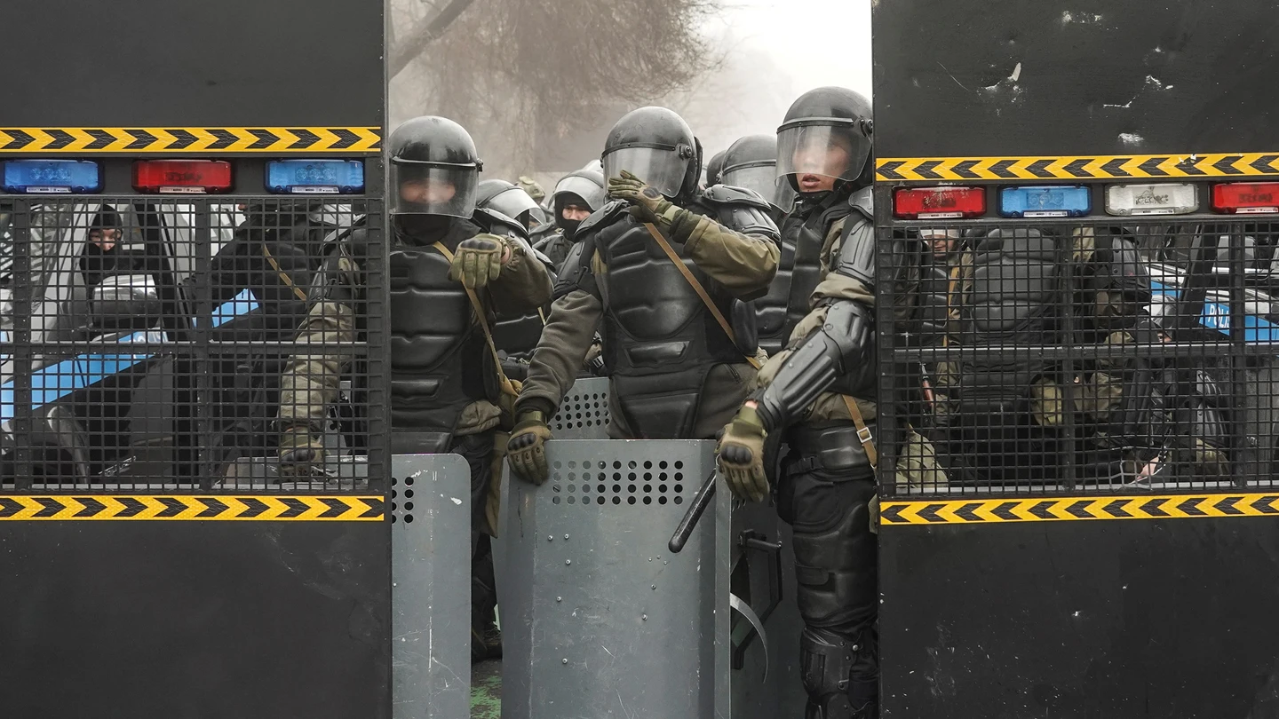 Policías antidisturbios vigilan una calle durante las manifestaciones Policías antidisturbios vigilan una calle durante las manifestaciones