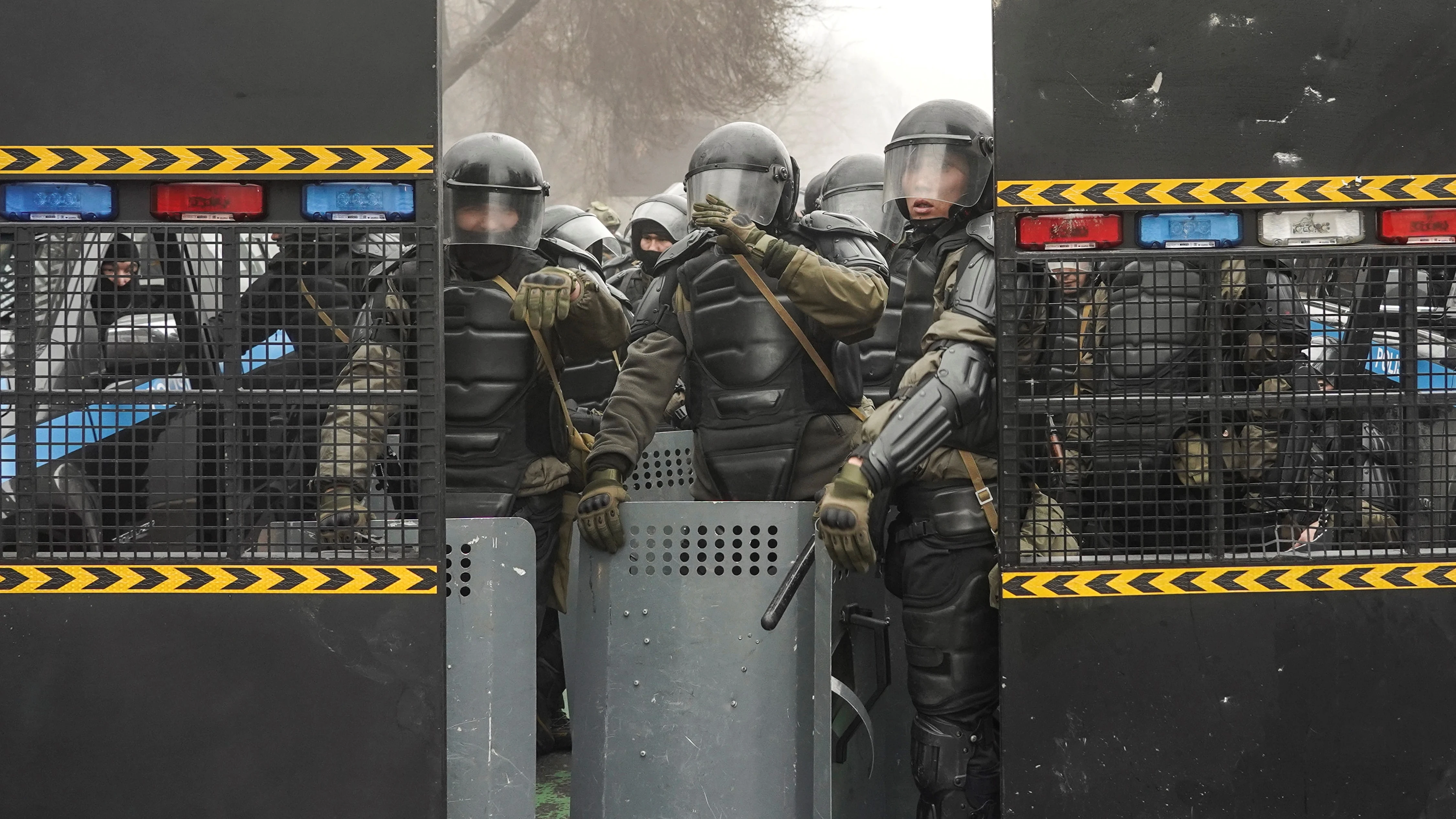 Policías antidisturbios vigilan una calle durante las manifestaciones Policías antidisturbios vigilan una calle durante las manifestaciones