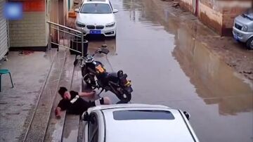 Un joven sale de casa y resbala en un escalón lleno de agua en China
