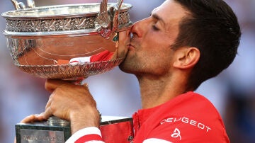 Djokovic, con el trofeo de Roland Garros