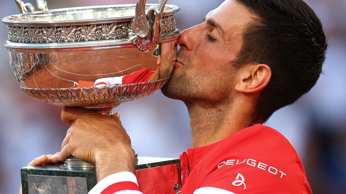 Djokovic, con el trofeo de Roland Garros