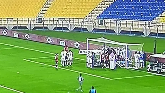 Un jugador convulsiona en pleno partido en Catar Un jugador convulsiona en pleno partido en Catar