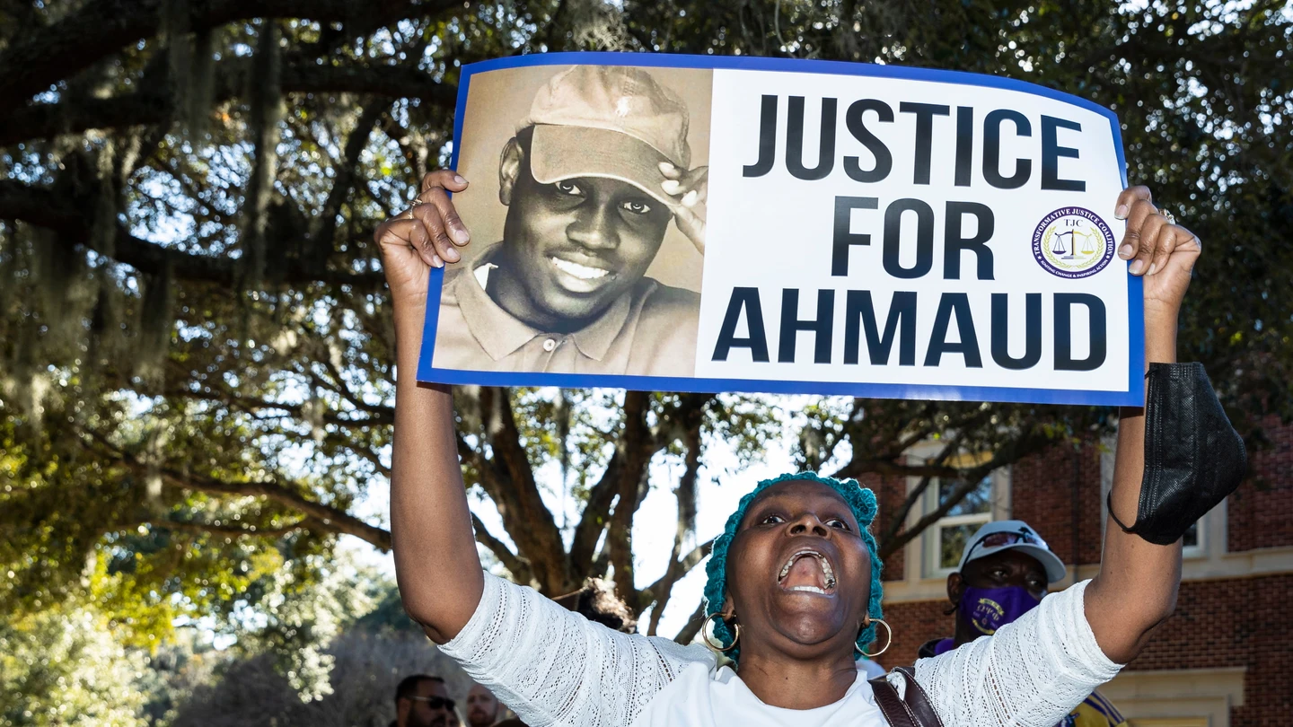 Vista de una manifestación pidiendo justicia por el asesinato del afroamericano Ahmaud Arbery, en una fotografía de archivo. Vista de una manifestación pidiendo justicia por el asesinato del afroamericano Ahmaud Arbery, en una fotografía de archivo.