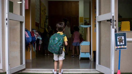 Un niño espera para entrar al aula en un colegio de la Comunitat Valenciana, en una imagen de archivo Un niño espera para entrar al aula en un colegio de la Comunitat Valenciana, en una imagen de archivo