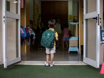 Un niño espera para entrar al aula en un colegio de la Comunitat Valenciana, en una imagen de archivo