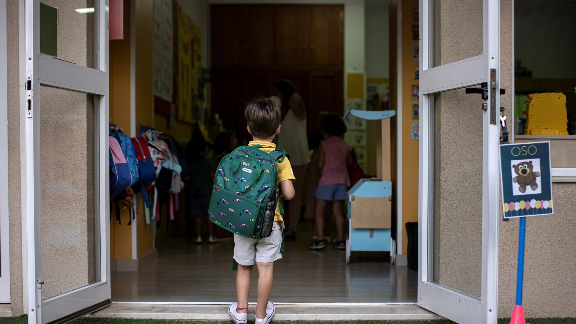 Un niño espera para entrar al aula en un colegio de la Comunitat Valenciana, en una imagen de archivo