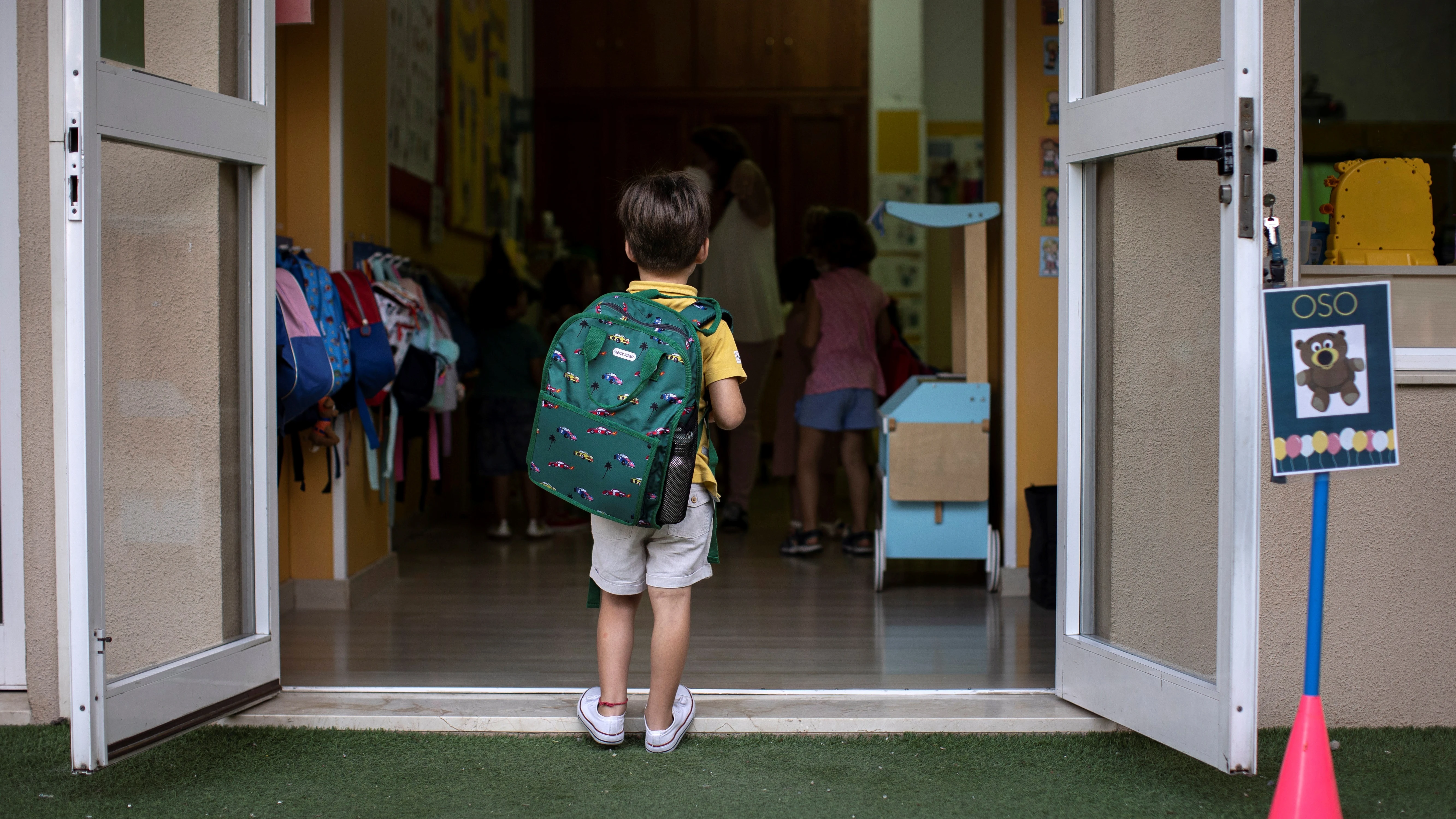 Un niño espera para entrar al aula en un colegio de la Comunitat Valenciana, en una imagen de archivo