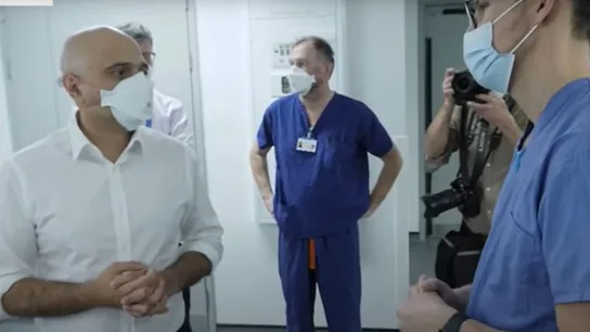 Sajid Javid dialoga con un sanitario sin vacunar Sajid Javid dialoga con un sanitario sin vacunar