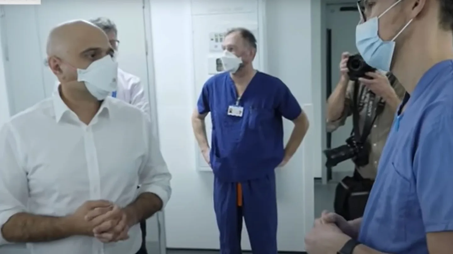 Sajid Javid dialoga con un sanitario sin vacunar Sajid Javid dialoga con un sanitario sin vacunar