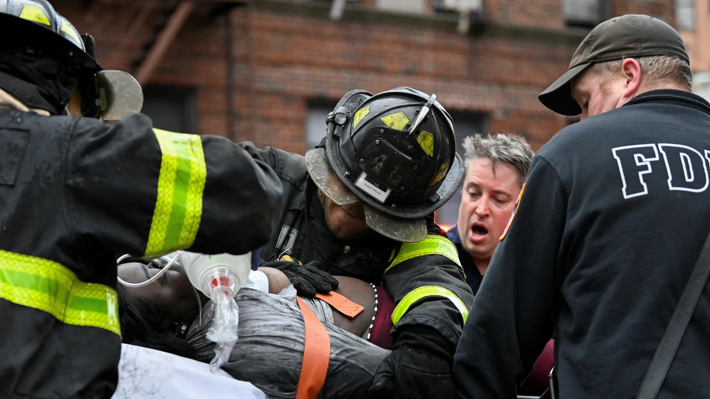 Bomberos atienden a una de las personas afectadas en el incendio del Bronx (Nueva York, EEUU) Bomberos atienden a una de las personas afectadas en el incendio del Bronx (Nueva York, EEUU)