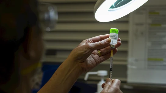 Fotografía de archivo de una enfermera mientras prepara una vacuna de AstraZeneca Fotografía de archivo de una enfermera mientras prepara una vacuna de AstraZeneca