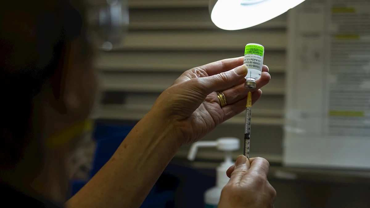 Fotografía de archivo de una enfermera mientras prepara una vacuna de AstraZeneca