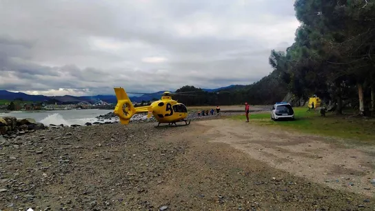 Vista de los servicios de emergencia durante el rescate de un hombre que falleció en la playa de Los Foxos (Coaña) Vista de los servicios de emergencia durante el rescate de un hombre que falleció en la playa de Los Foxos (Coaña)
