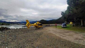 Vista de los servicios de emergencia durante el rescate de un hombre que falleció en la playa de Los Foxos (Coaña)