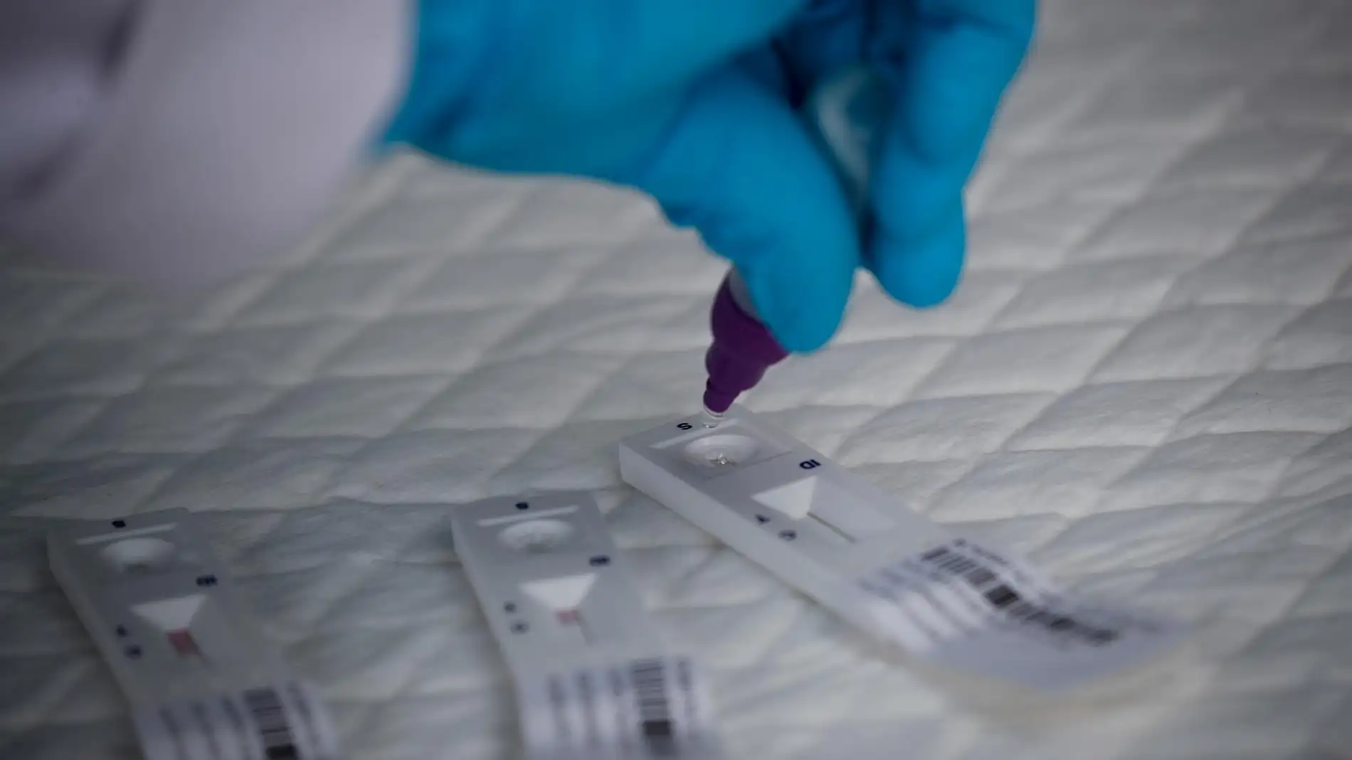 Sanitario realiza test de antígenos