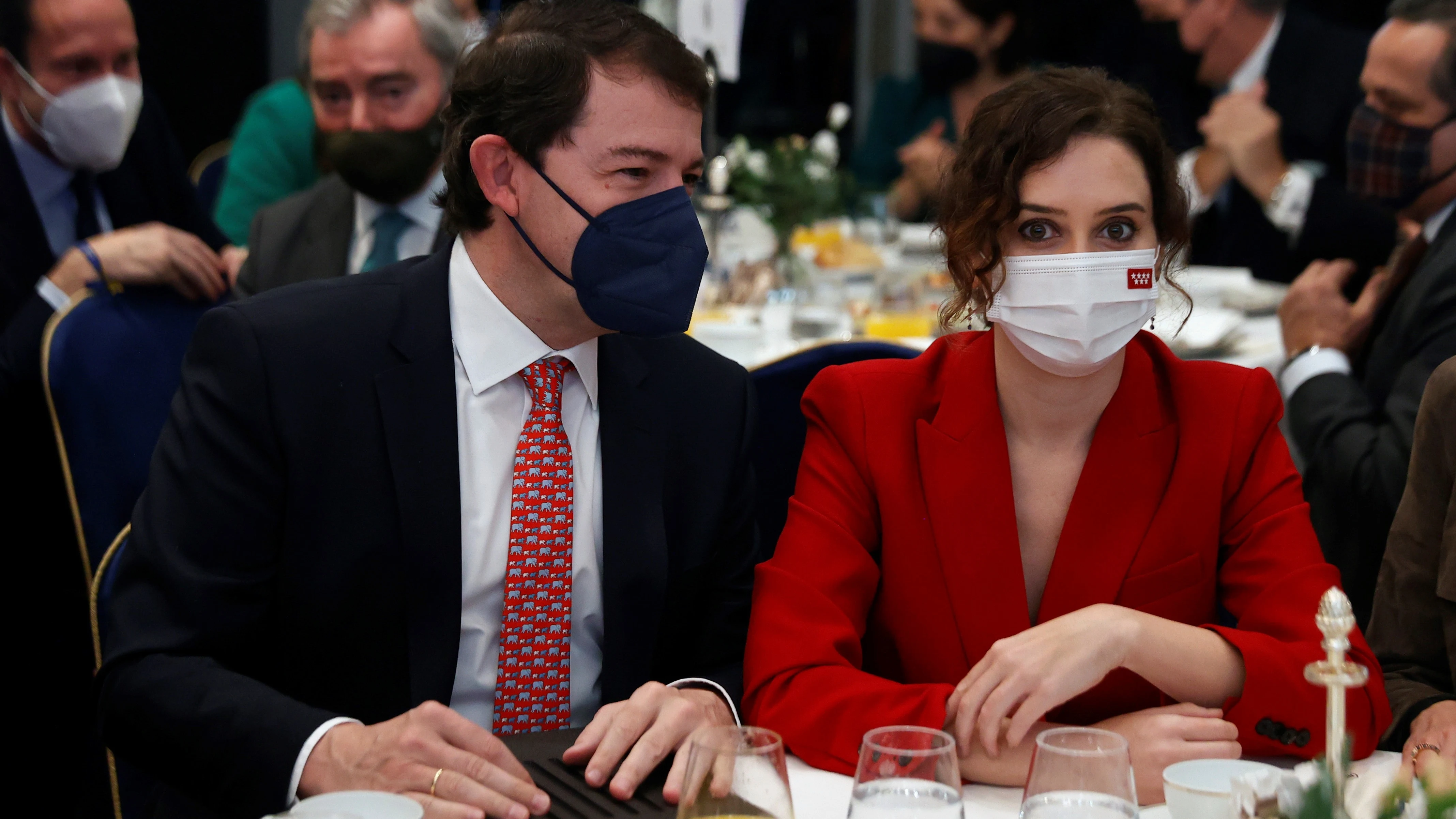 La presidenta de la Comunidad de Madrid, Isabel Díaz Ayuso, junto al líder del PP en Castilla y León, Alfonso Fernández Mañueco