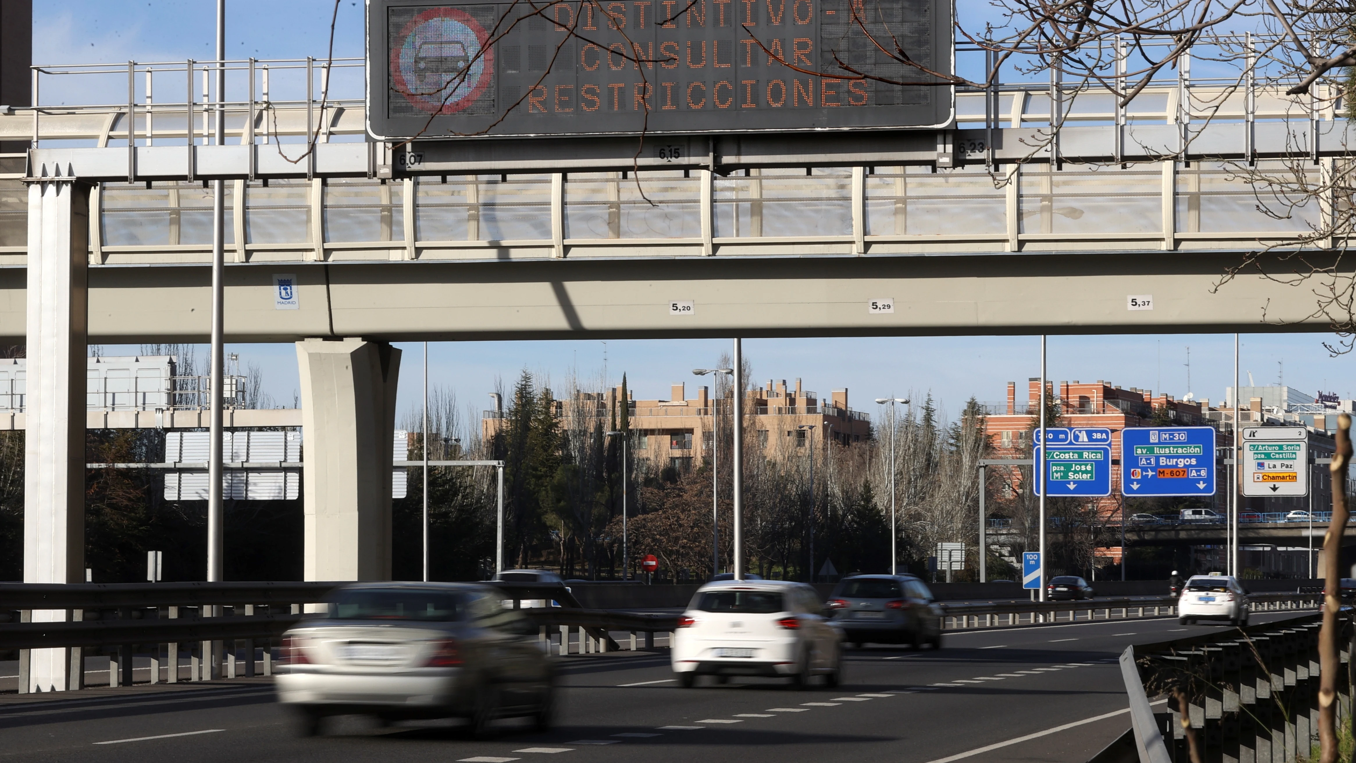 Varios vehículos circulan por la carretera de circunvalación M30