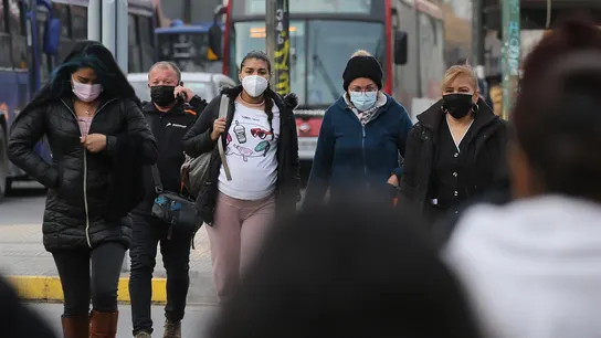 Personas andando por la calle con mascarillas Personas andando por la calle con mascarillas