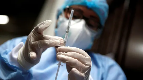 Enfermera preparando una vacuna Enfermera preparando una vacuna