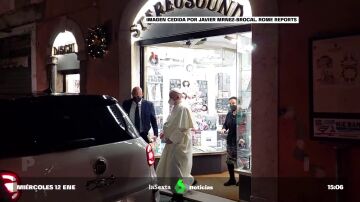 Pillan al Papa comprando en una tienda de discos: se llevó un ejemplar de música clásica