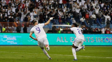 Benzema y Vinicius celebran un gol ante el Barça en la Supercopa