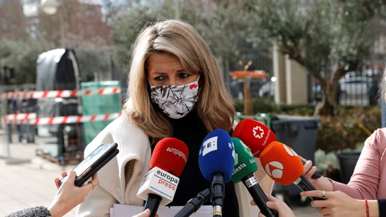 Yolanda Díaz respalda a Garzón: "Sería surrealista que tuviera que irse por cumplir el acuerdo de Gobierno" Yolanda Díaz respalda a Garzón: "Sería surrealista que tuviera que irse por cumplir el acuerdo de Gobierno"