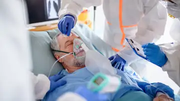 Hombre en una cama de hospital con covid-19 grave
