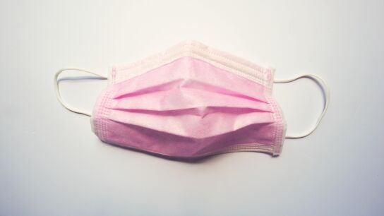 Una mascarilla rosa.