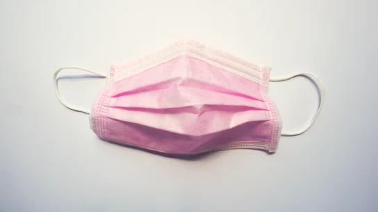 Una mascarilla rosa. Una mascarilla rosa.