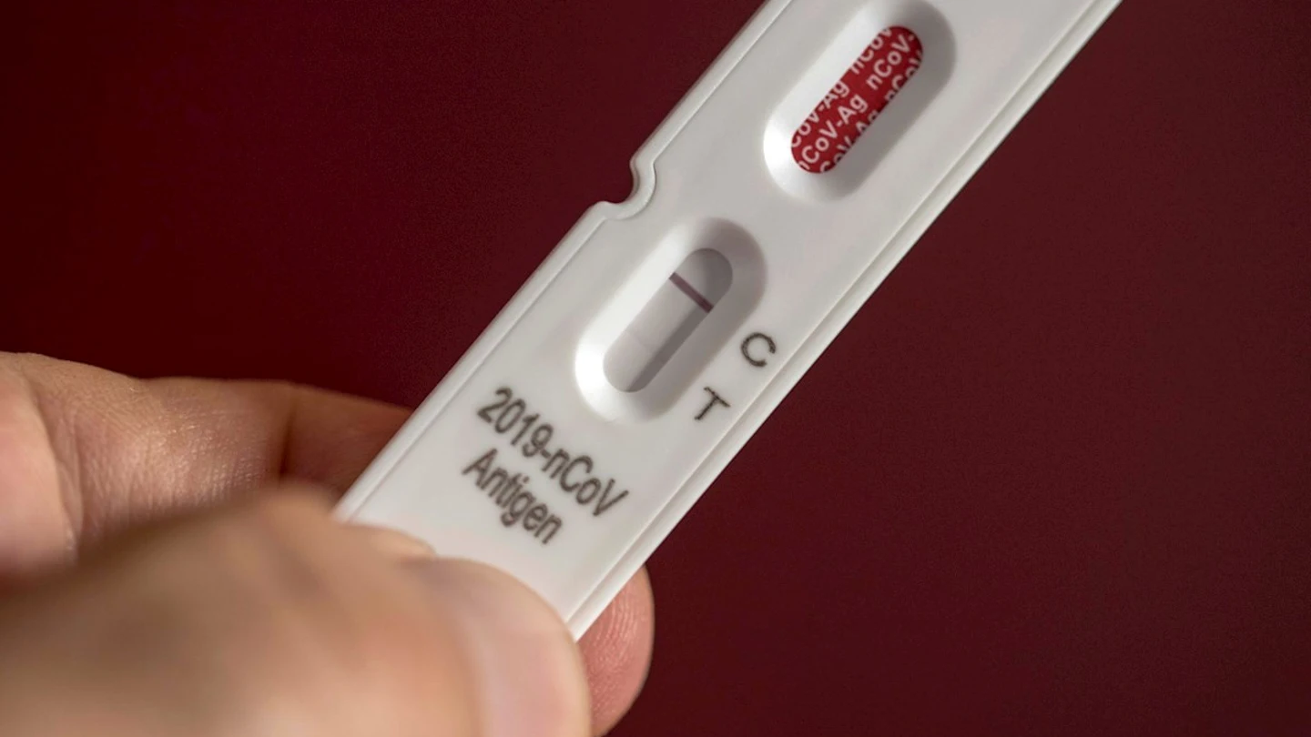 Imagen de un test de antígenos ¿Cuántos días sigues contagiando el coronavirus tras dar positivo por Ómicron? Un estudio lo revela