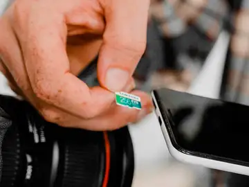 Una tarjeta microSD Una tarjeta microSD