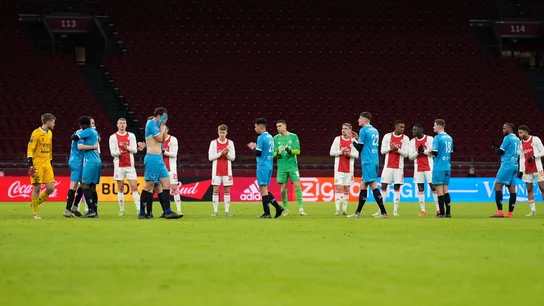 Pasillo del Ajax a un jugador del equipo contrario Pasillo del Ajax a un jugador del equipo contrario