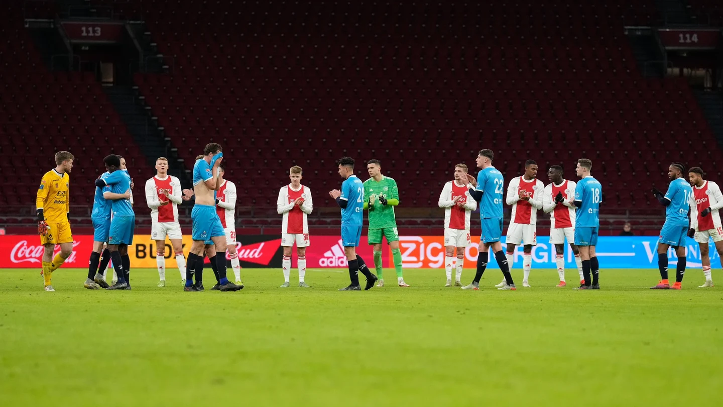 Pasillo del Ajax a un jugador del equipo contrario Pasillo del Ajax a un jugador del equipo contrario