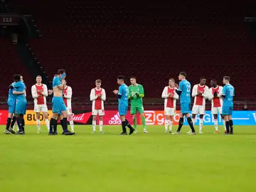 Pasillo del Ajax a un jugador del equipo contrario