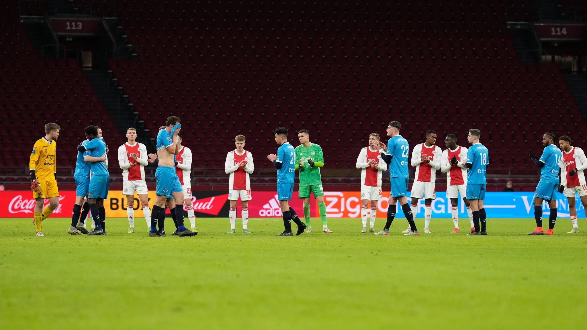 Pasillo del Ajax a un jugador del equipo contrario