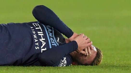 Laporte enseña su muslo tras una dura entrada: terminó sangrando El defensor español se quedó tendido en el césped