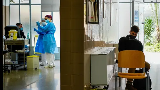 Personal sanitario realiza pruebas de diagnóstico para detectar el coronavirus Personal sanitario realiza pruebas de diagnóstico para detectar el coronavirus