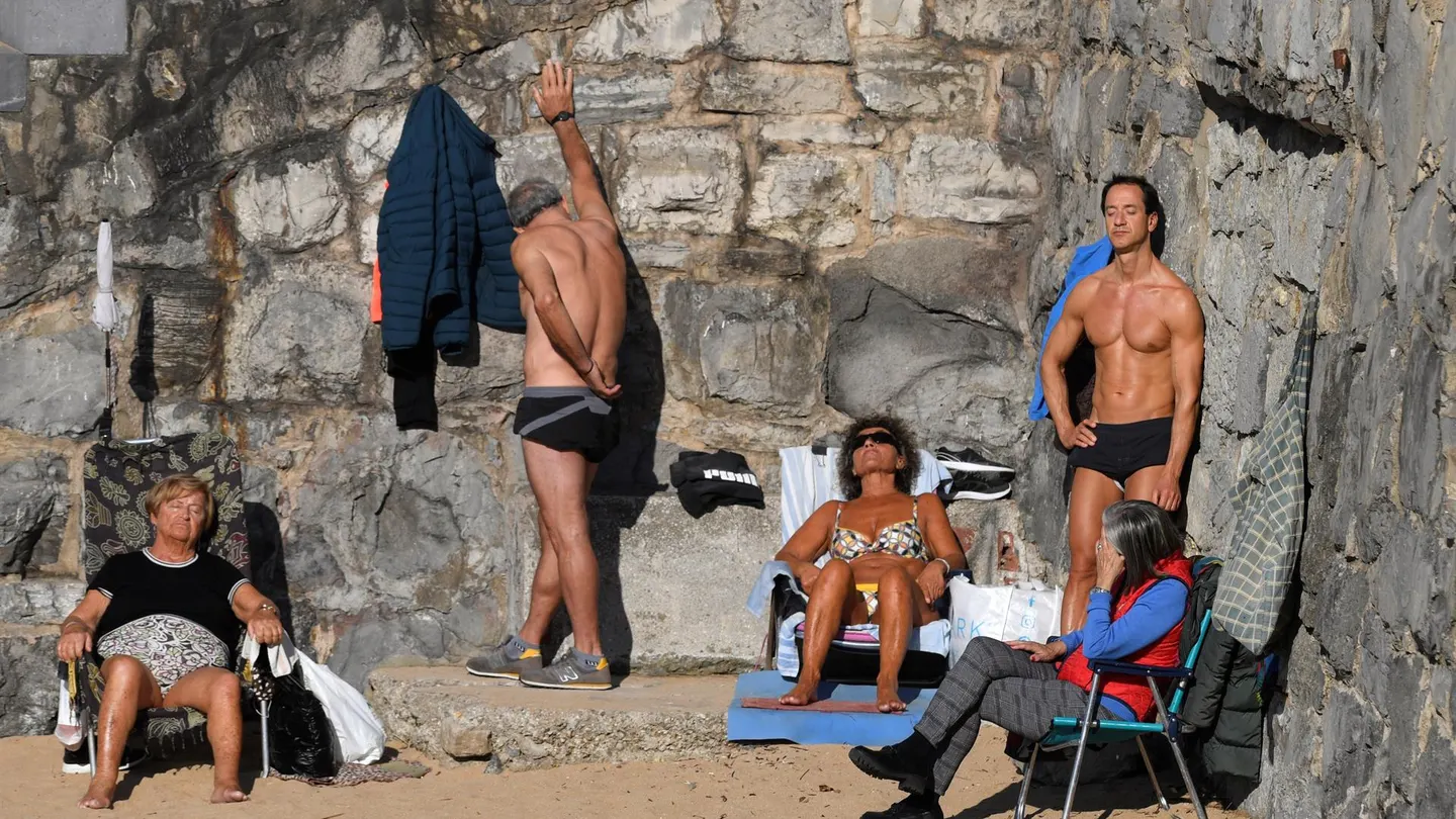 Los habituales del "tostadero" de la Playa de San Lorenzo, en Gijón Los habituales del "tostadero" de la Playa de San Lorenzo, en Gijón