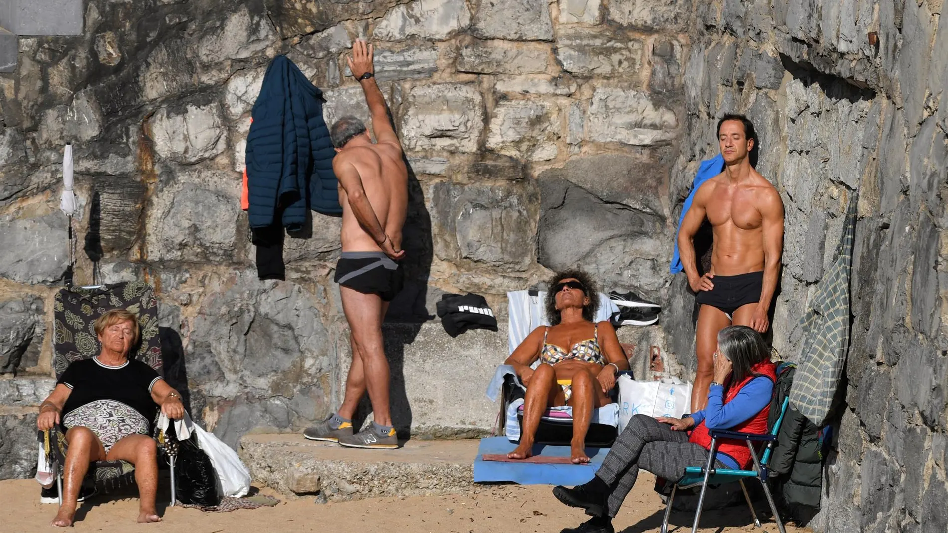Los habituales del "tostadero" de la Playa de San Lorenzo, en Gijón
