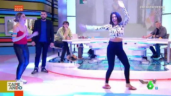Así es el cómico error de Lorena Castell mientras entrena en directo del que avisan a Dani Mateo por el pinganillo Así es el cómico error de Lorena Castell mientras entrena en directo del que avisan a Dani Mateo por el pinganillo