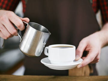 Camarero ofreciendo café en una cafetería